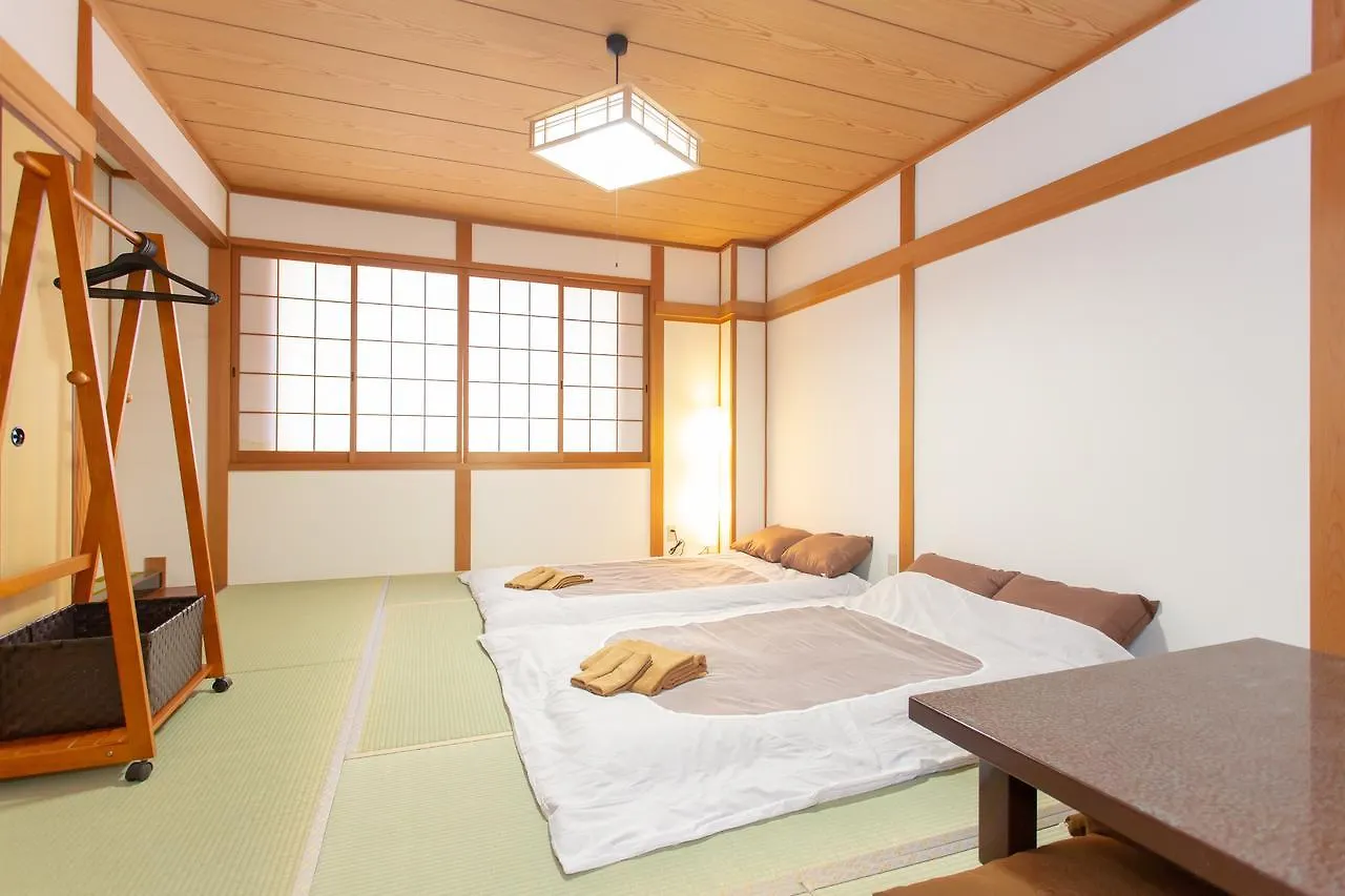 Reina'S Guest House Osaka 2*,